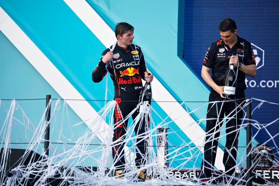 Max Verstappen (I) y Ben Waterhouse (D)