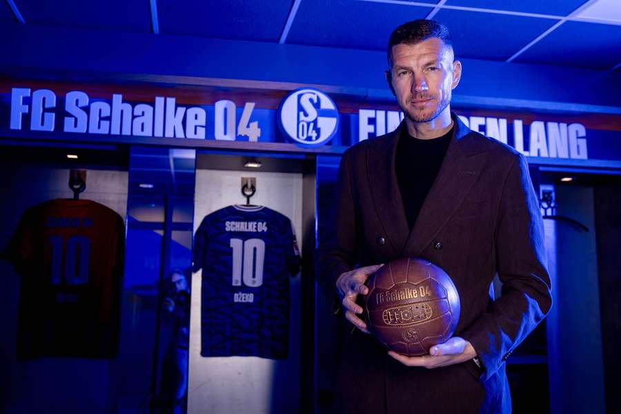 Edin Džeko se vrací do Německa. Edin Džeko se vrací do Německa.