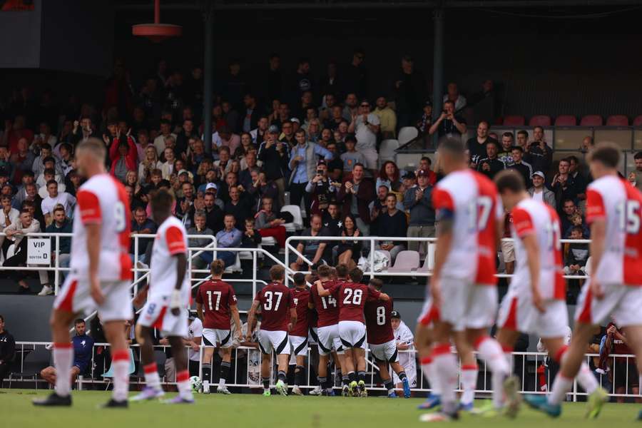 Hráči rezervy Sparty slaví gól v derby.