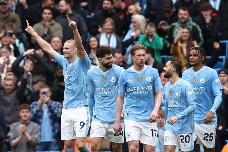 Manchester City's Norwegian striker #09 Erling Haaland (L) celebrates with teammates after scoring their third goal