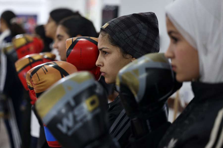 As mulheres palestinianas praticam boxe em 2022, quando ainda tinham luvas para usar