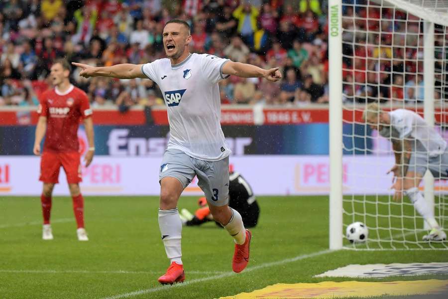 Pavel Kadeřábek slaví gól do sítě Heidenheimu.