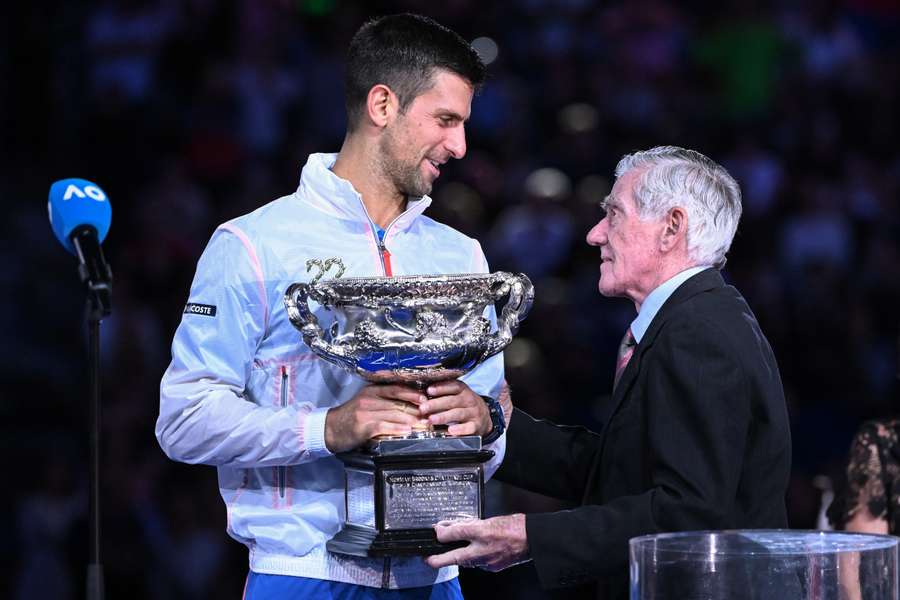 Djokovic bekam die Trophäe für den Sieg der Australian Open zum zehnten Mal überreicht.