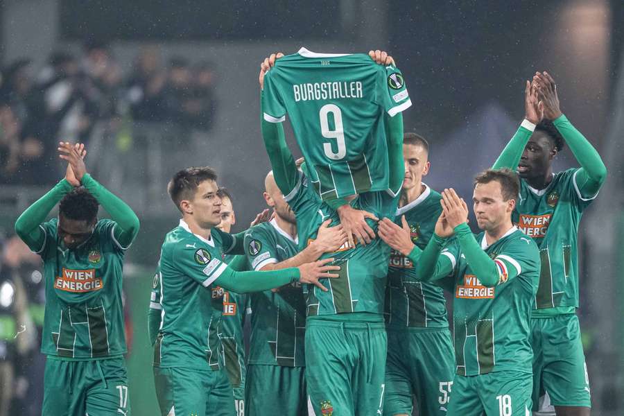 Im letzten Spiel würdigte Rapid den schwer verletzten Guido Burgstaller
