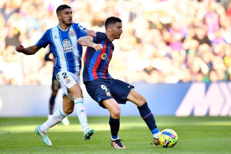 Lewandowski y Óscar Gil disputan un balón en el Camp Nou