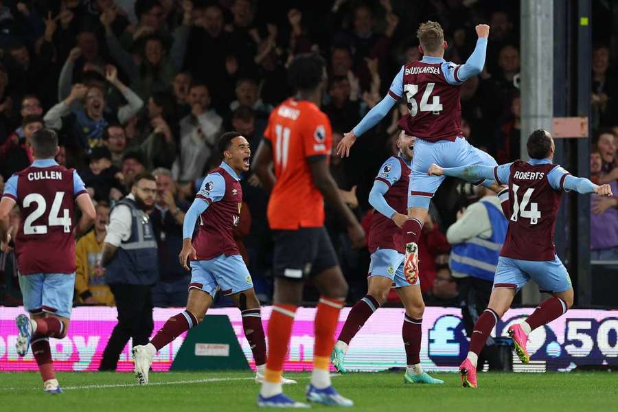 Jacob Bruun Larsen fejrer sin 2-1 føring til Burnley mod Luton på Kenilworth Road.