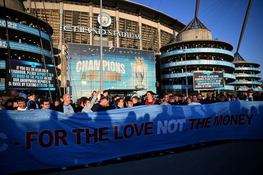 Aficionados de la Premier League protestan por los altos precios