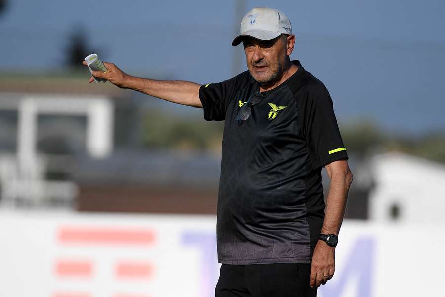 Maurizio Sarri dirige l'allenamento della Lazio