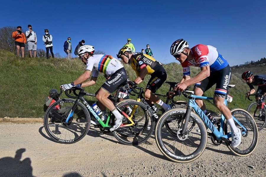 Julian Alaphilippe, Wout Van Aert en Mathieu van der Poel tijdens de Strade Bianche van 2021