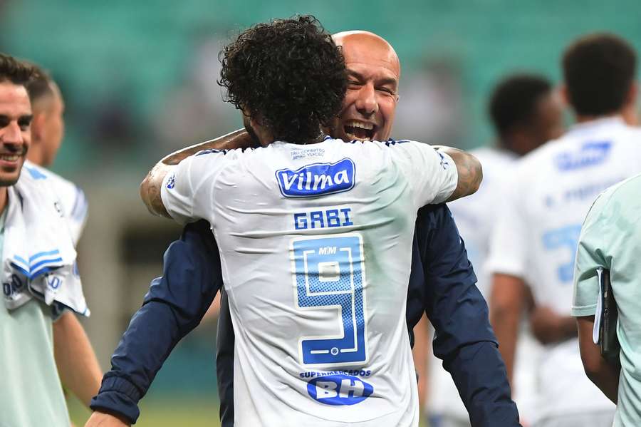 Gabigol é abraçado por Leonardo Jardim após marcar na vitória celeste Gabigol é abraçado por Leonardo Jardim após marcar na vitória celeste