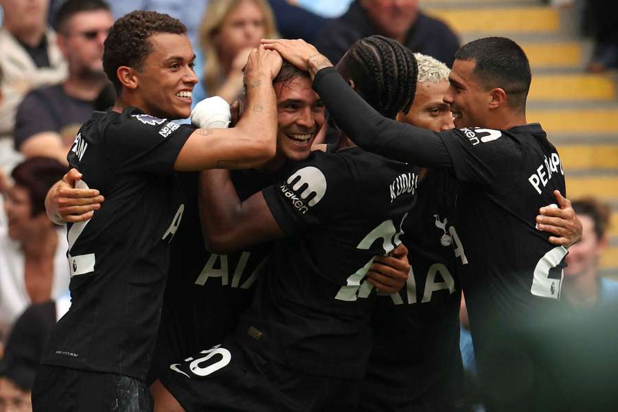 El centrocampista portugués del Tottenham Hotspur #06 Joao Palhinha (2L) celebra el segundo gol de su equipo.