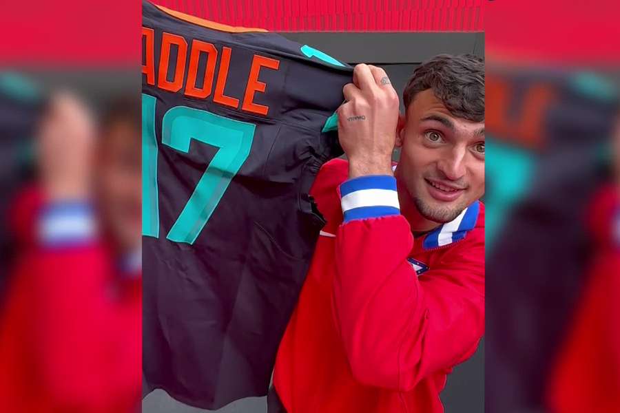 VÍDEO | Marc Pubill enseña a Flashscore sus dos nuevas camisetas de los Dolphins