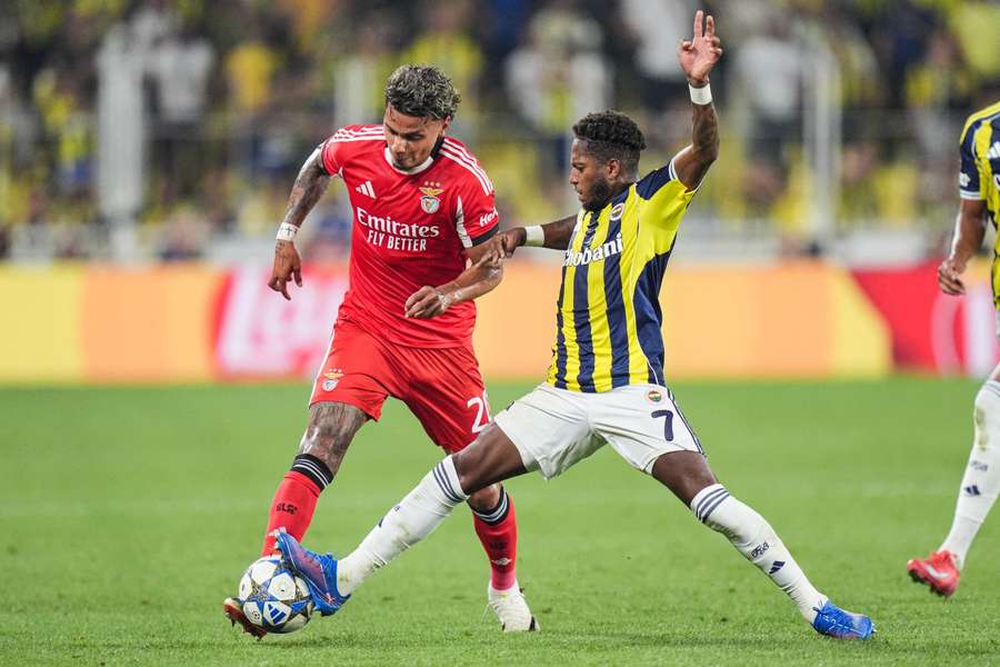 Fred perante Richard Ríos no Fenerbahçe-Benfica
