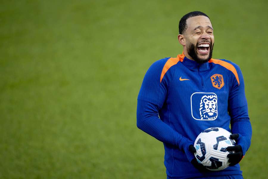 Memphis Depay, de risas durante un entrenamiento con la selección neerlandesa
