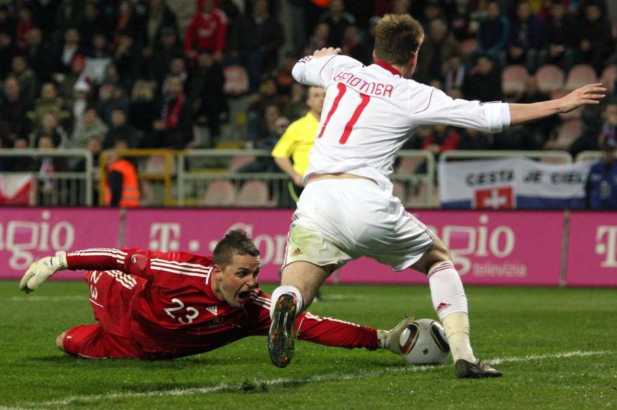 Marián Kello v prípravnom zápase proti Dánsku 29. marca 2011. Momentka zo súboja s Nicklasom Bendtnerom.