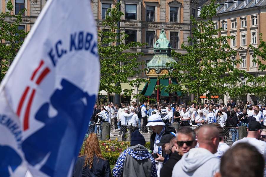 Glade fans forsamlet inden kampen. Udenfor Parken, der må de gerne hoppe i takt.