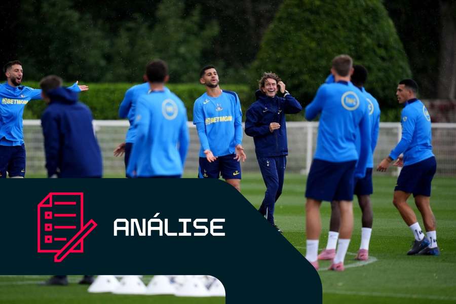 O treinador do Tottenham Hotspur, Thomas Frank, durante uma sessão de treino