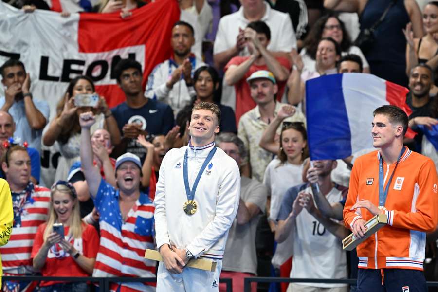 Léon Marchand sur le podium.