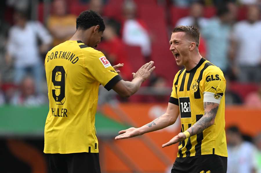 Dortmunds franske angriber Sebastien Haller (L) jubler med sin holdkammerat Dortmunds tyske angriber Marco Reus