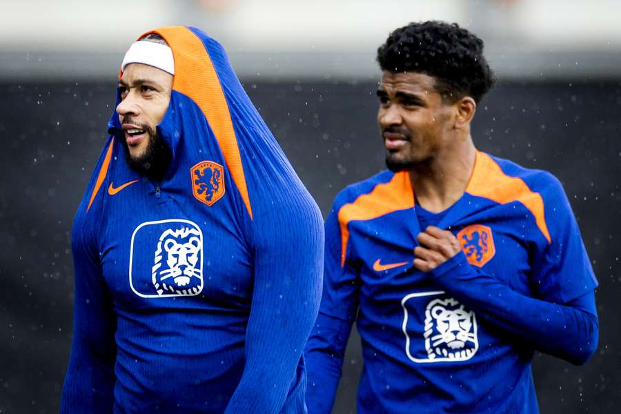 Ian Maatsen (r.) verscheen na ziekte weer op het trainigsveld.