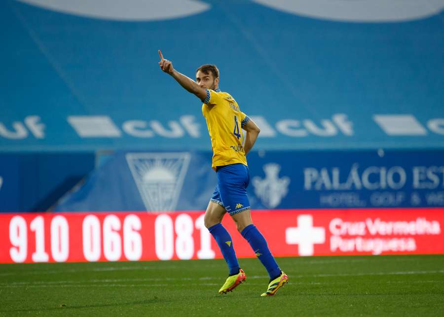 Ferro tem mais um ano de contrato com os canarinhos