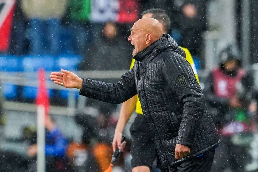 Luciano Spalletti dando órdenes desde la línea de banda 