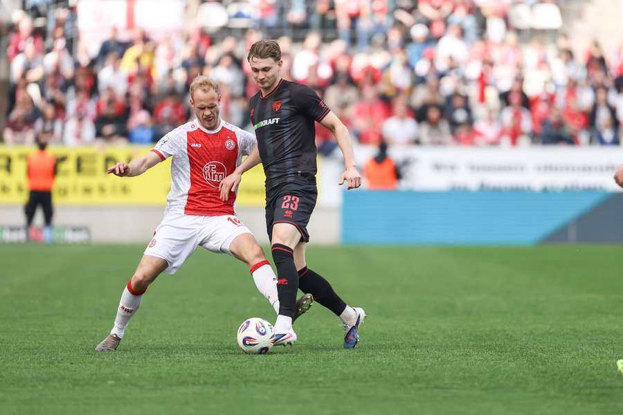 Obuz und Rios Alonso im Zweikampf.