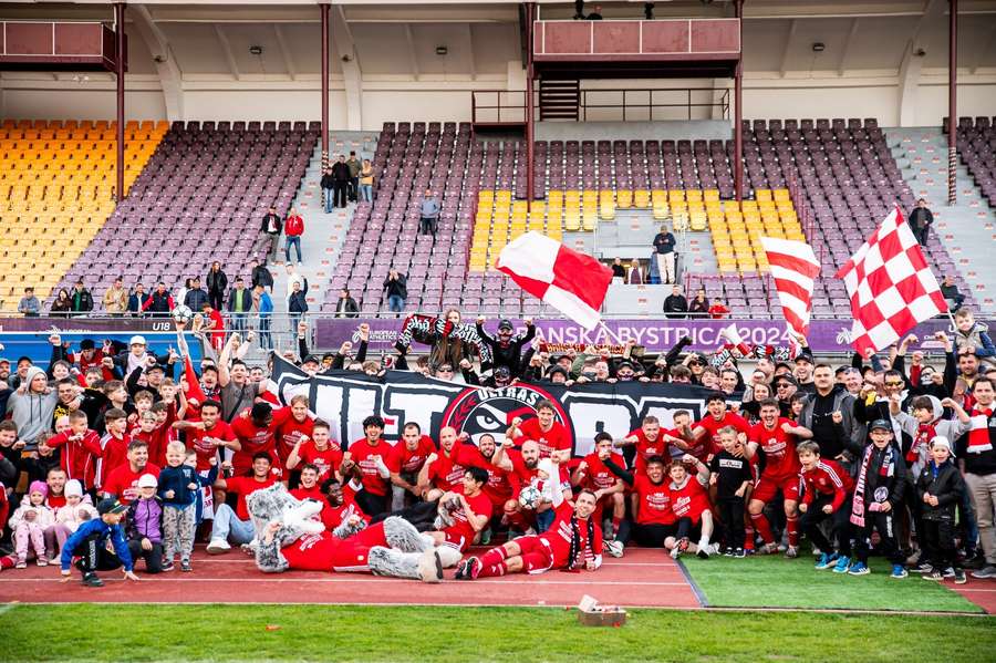 Hráči si užili postup s fanúšikmi.