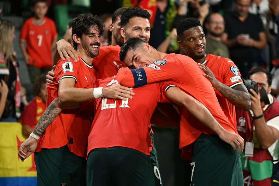 Jogadores de Portugal festejam o golo com Rúben Neves