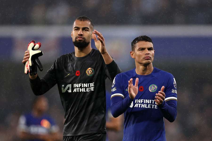 Robert Sanchez i Thiago Silva z Chelsea oklaskują kibiców po meczu Premier League z Manchesterem City