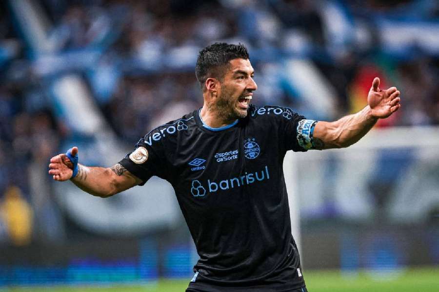 Grêmio, de Suárez, está a três pontos do Botafogo, que ainda joga na rodada