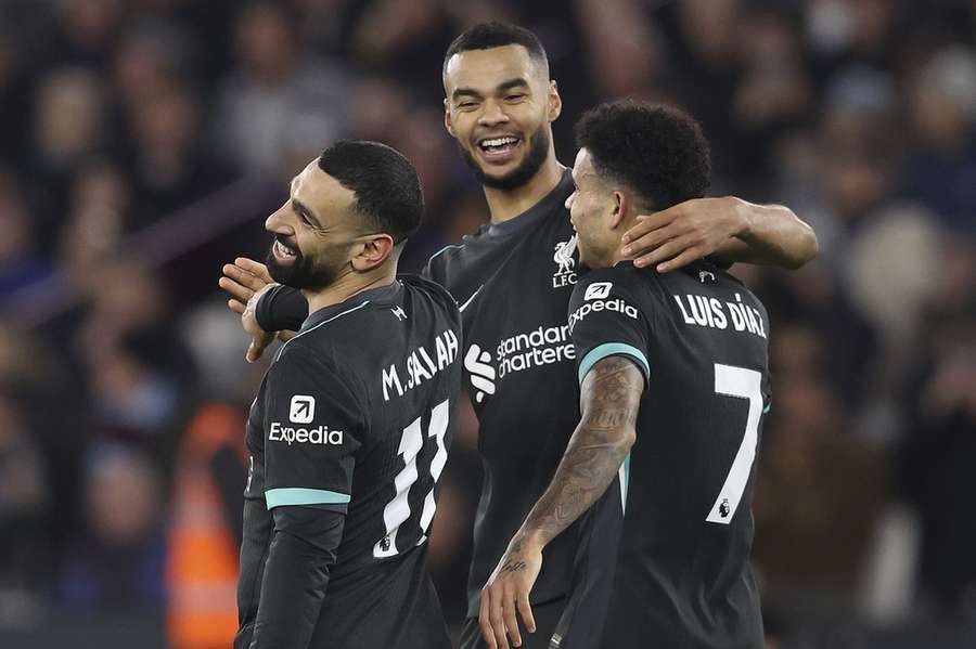 Mohamed Salah de la Liverpool, Cody Gakpo și Luis Diaz sărbătoresc golul de 2-0 al lui Gakpo împotriva lui West Ham