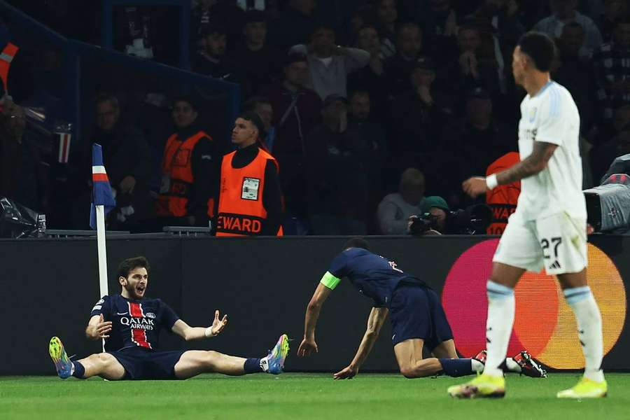  Kvaratskhelia, celebrando su gol