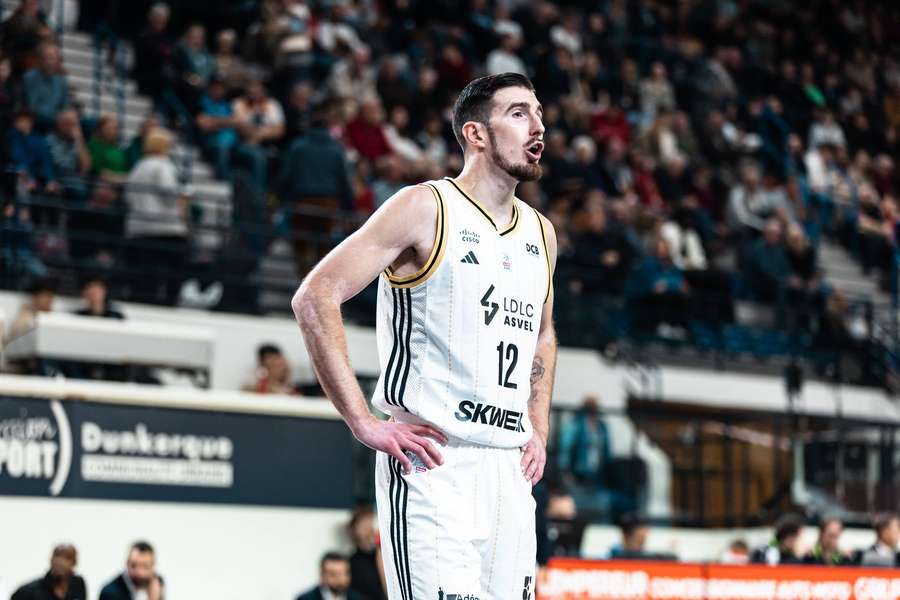 Nando De Colo en patron.