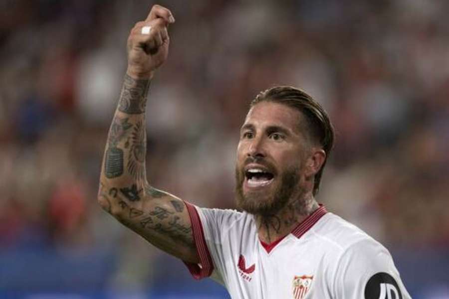 Sergio Ramos pede cartão amarelo num jogo do Sevilha