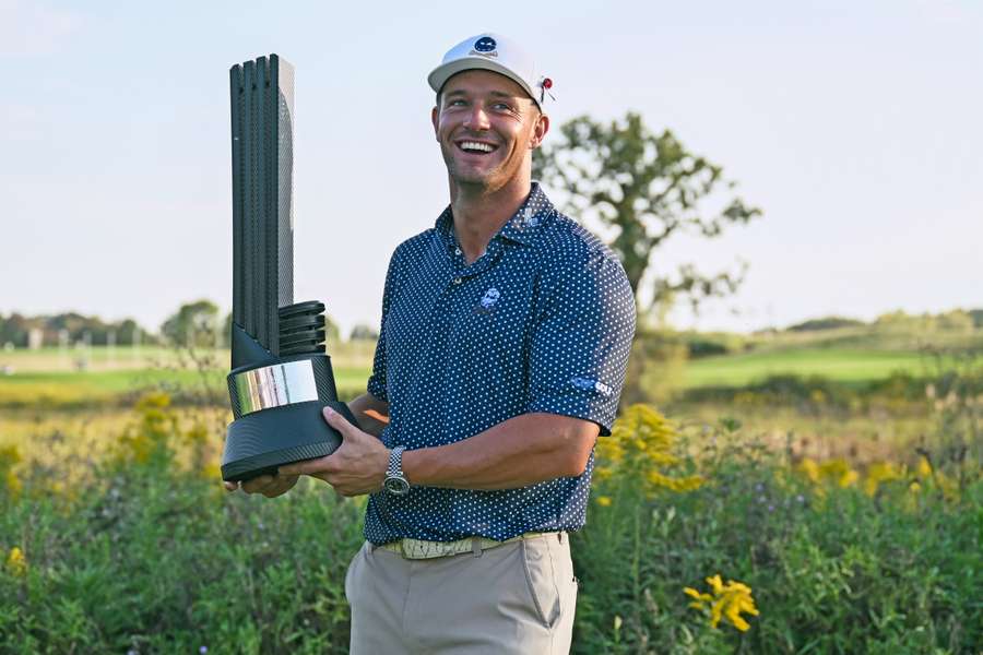 Bryson DeChambeau met de trofee