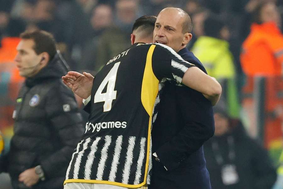 Massimiliano Allegri, antrenorul lui Juventus, alături de Federico Gatti, marcatorul golului victorios împotriva lui Napoli