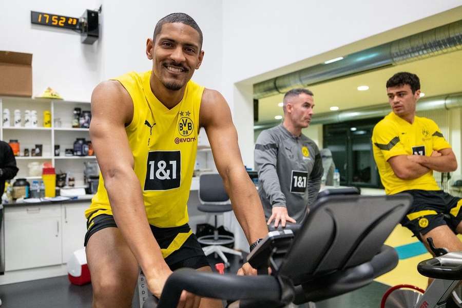 Haller (Dortmund) juntou-se aos colegas pela primeira vez desde o diagnóstico de cancro