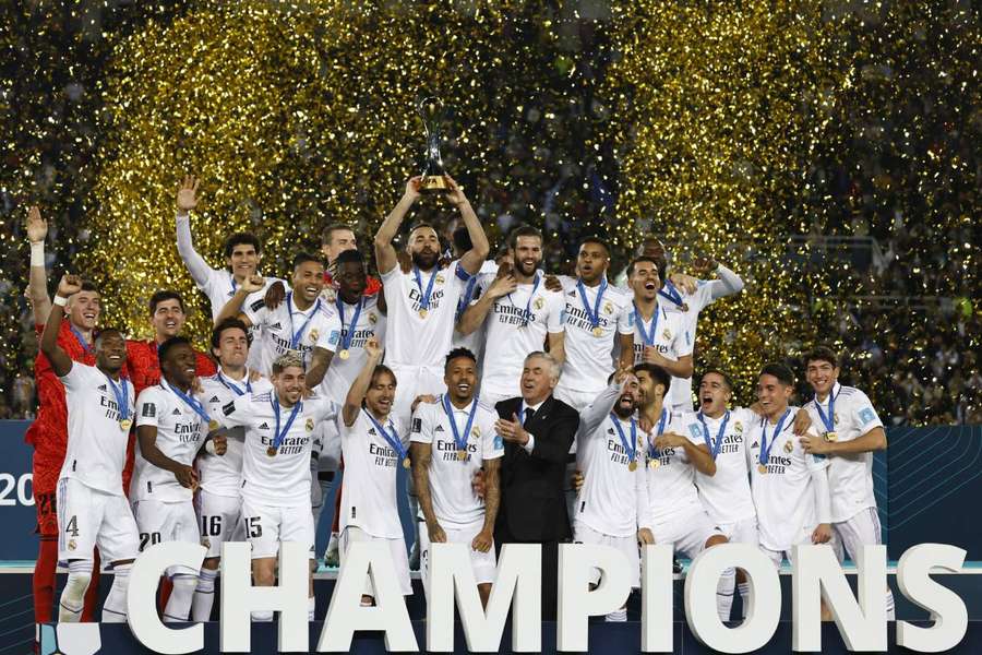 Benzema ergue a taça de campeão mundial de Clubes