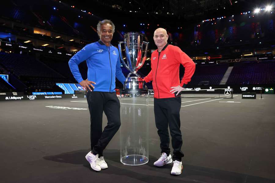 Yannick Noah e Andre Agassi, capitani di Team Europe e Team World, posano con il trofeo della Laver Cup 2026. Yannick Noah e Andre Agassi, capitani di Team Europe e Team World, posano con il trofeo della Laver Cup 2026.