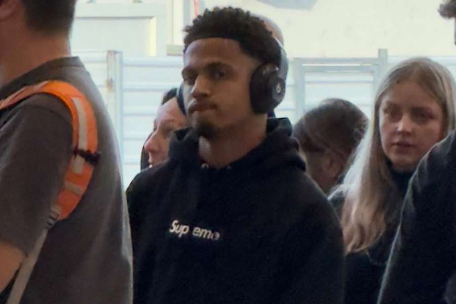Marcus Edwards no aeroporto