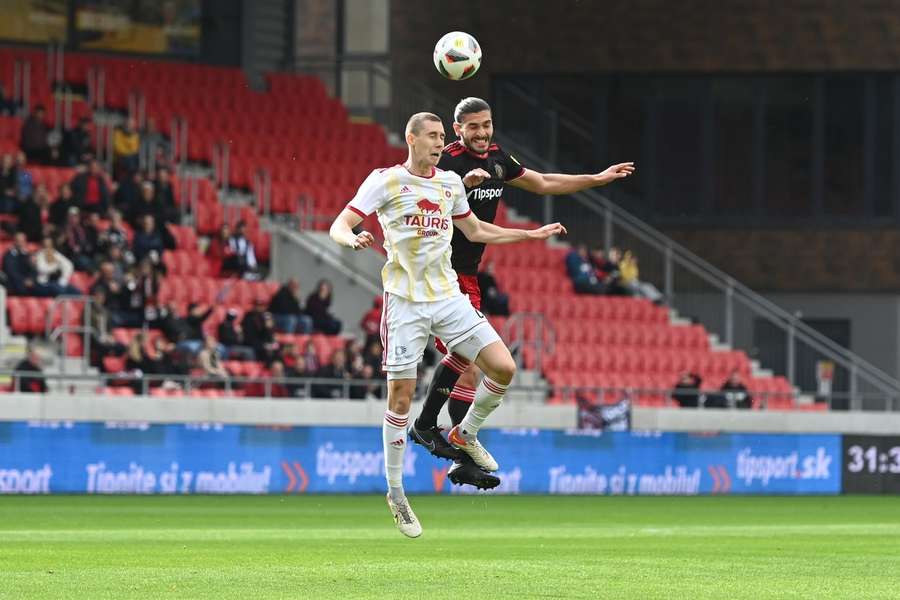 Lichý v hlavičkovom súboji s trnavským futbalistom Savvidisom.  