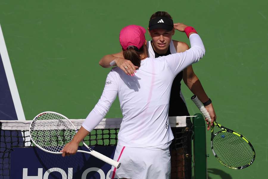 Swiatek y Wozniacki se abrazan tras el abandono de esta última