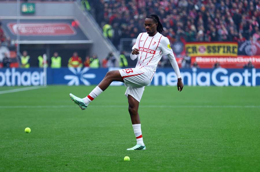 Jordy Makengo kickt genervt einen Tennisball Jordy Makengo kickt genervt einen Tennisball