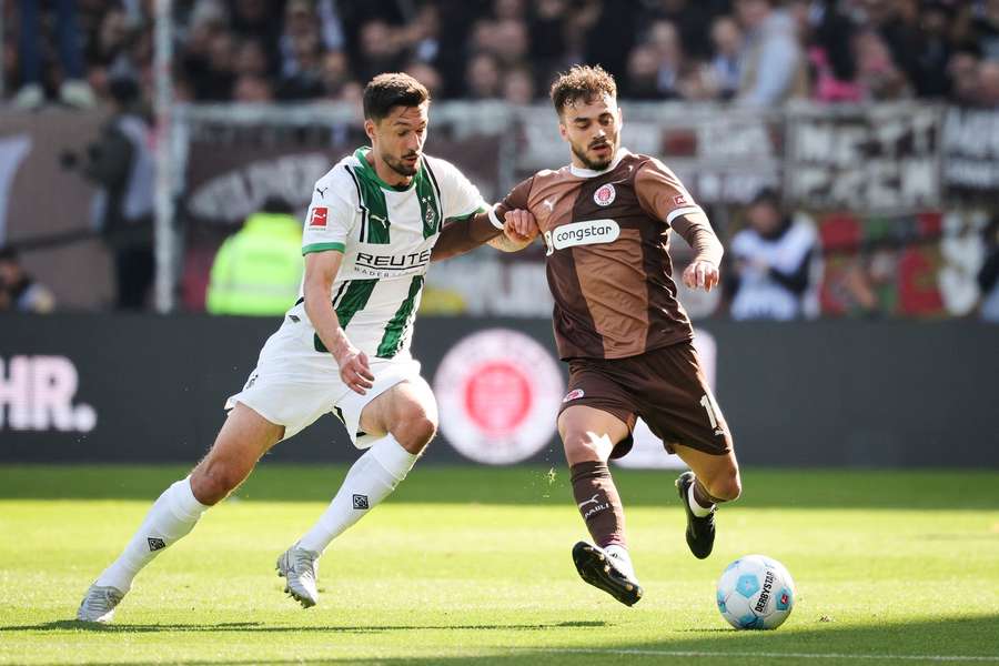Tim Kleindienst (l.) im Zweikampf mit Daniel Sinani (r.)