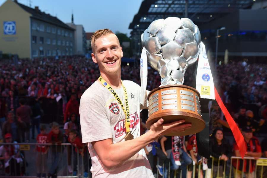 Vlasko s majstrovskou trofejou, ktorú získal ako hráč Spartaka Trnava.