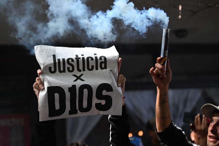 Des fans argentins devant le tribunal à Buenos Aires.