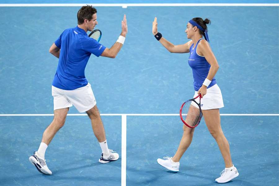 Caroline Garcia şi Edouard Roger-Vasselin se felicită după un punct câștigat