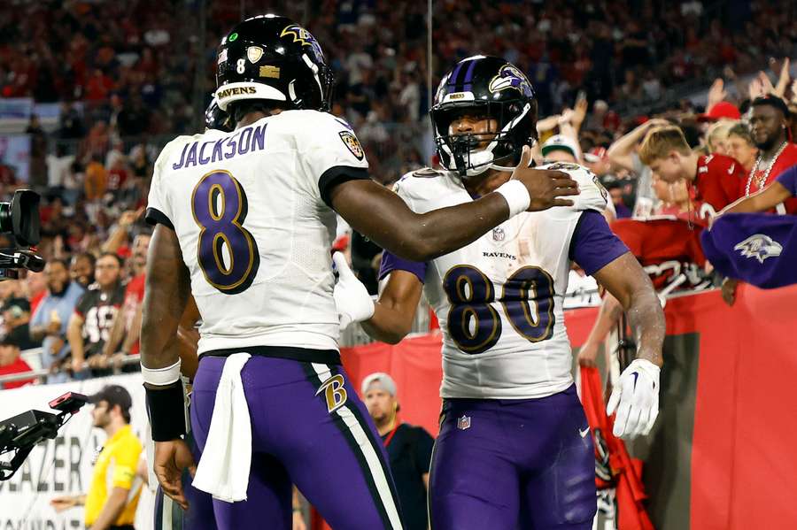 Baltimore Ravens' Isaiah Likely viert een gevangen touchdown met quarterback Lamar Jackon in de wedstrijd tegen Tampa Bay Buccaneers