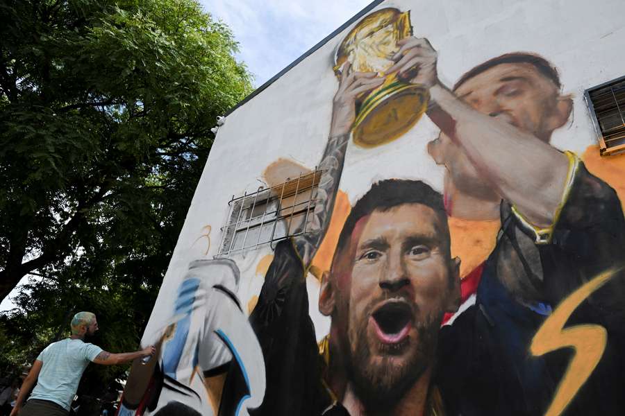 Pictură murală a lui Messi cu trofeul Cupei Mondiale, dezvelită la Buenos Aires